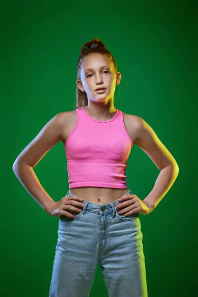 Модная рыжая девушка подросток в футболке и джинсах — стоковое фото