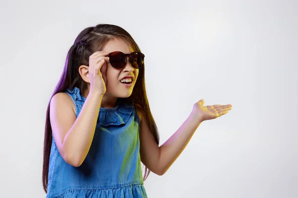 Słodkie małe dziecko dziewczyna w okulary przeciwsłoneczne na białym tle — Zdjęcie stockowe