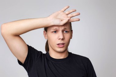 Tişörtlü genç adam bir şey unutmuş ya da hata yapmış olabilir.