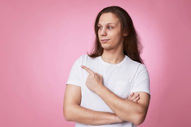 Genç adam boş alanı işaret ediyor.