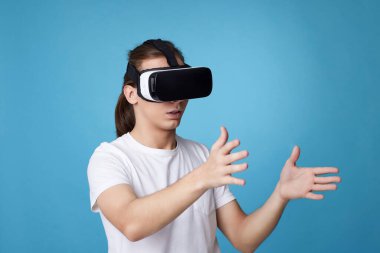 Genç adam sanal gerçeklik kulaklığı kullanıyor. VR aygıtları