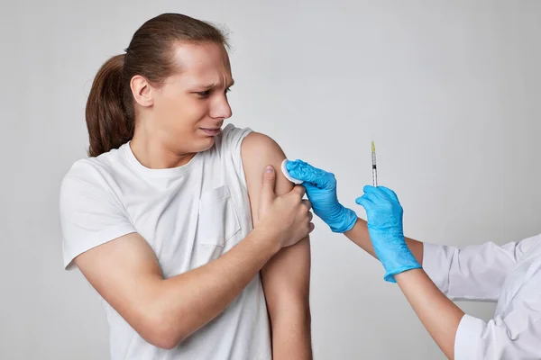 Koronavirüs aşısı sırasında genç adam, covid-19 aşısı.. — Stok fotoğraf