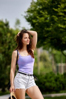 Parkta şapkası olan güzel genç bir kadın.