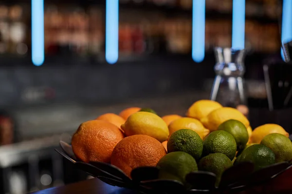 Plate with lemons and oranges on the bar counter —  Fotos de Stock