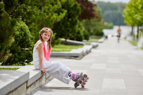 Cute little girl on roller skates at park. — Stock Photo, Image