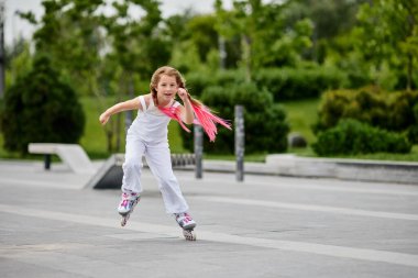 Patenli şirin bir kız çocuğu.