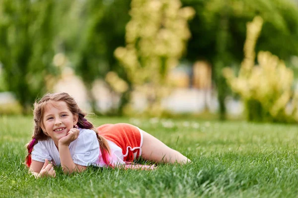 Kind meisje met gevlochten haar stijl met roze kanekalon — Stockfoto