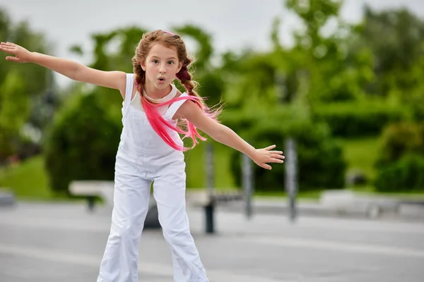 Linda niña en patines — Foto de Stock