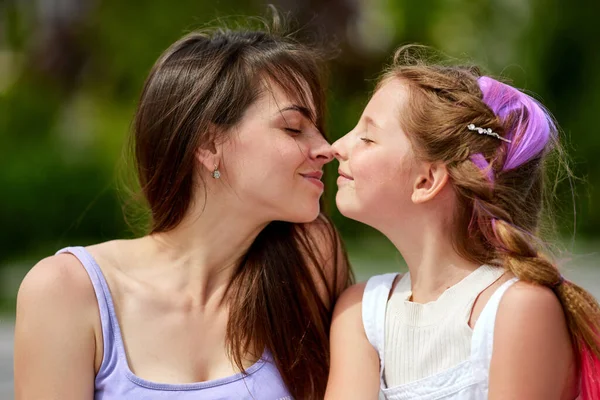 Child girl and her mother having fun in park. — Stock Photo, Image