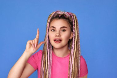 Kadın parmağını kaldırıyor, parlak bir fikri var.