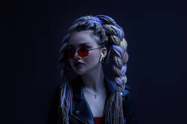 Kırmızı güneş gözlüklü genç kadın.