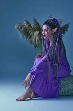 Genç ve güzel kadın elf kameraya poz veriyor.