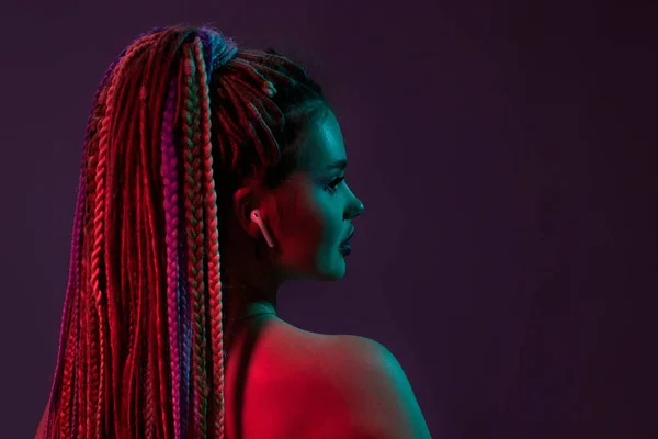 Mujer con rastas está escuchando música en los auriculares — Foto de Stock