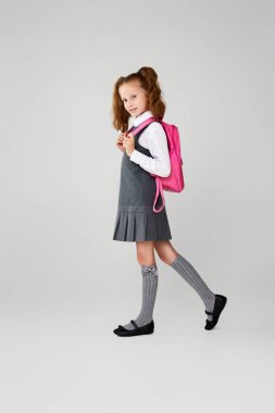 Sırt çantalı sevimli kız öğrenci. Okula geri dön.