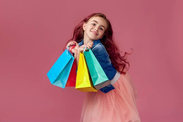 쇼핑백을 들고 있는 작은 코카서스 소녀 — 스톡 사진