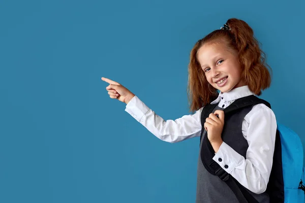 Schattig schoolmeisje met rugzak. Terug naar school — Stockfoto