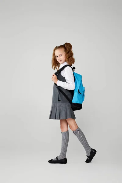Sırt çantalı sevimli kız öğrenci. Okula geri dön. — Stok fotoğraf