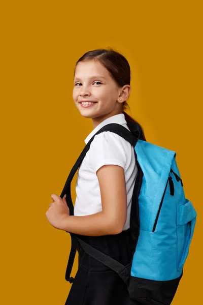 Schattig schoolmeisje met rugzak. Terug naar school — Stockfoto