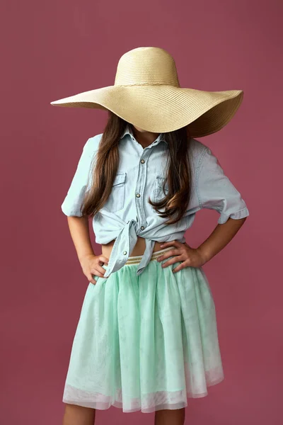 Niña linda de moda en sombrero —  Fotos de Stock