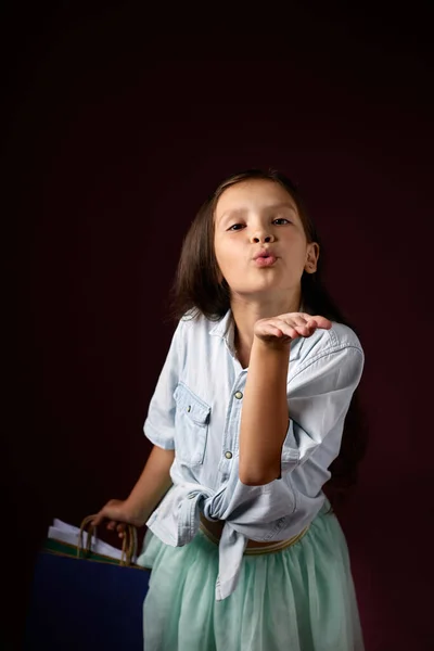 Piccolo caucasico rossa bambino ragazza soffiaggio aria bacio — Foto Stock