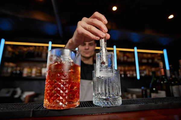 Barman pone los cubitos de hielo en un vaso —  Fotos de Stock