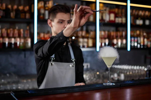 Barman está fazendo coquetel com bolha de ar fumegante — Fotografia de Stock