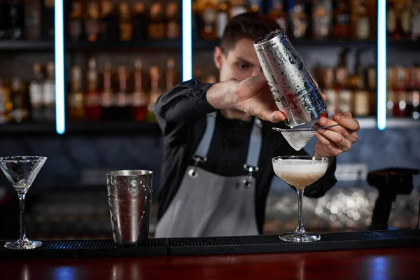 Barman profissional faz coquetel em uma boate. — Fotografia de Stock