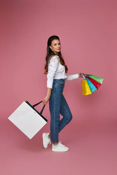 Piękna kobieta trzyma torby na zakupy z zakupami — Zdjęcie stockowe