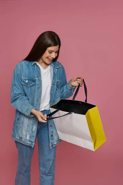 Hermosa mujer sosteniendo bolsas de compras con compras —  Fotos de Stock
