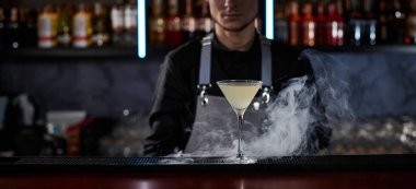 Bar masasında dumanlı alkollü kokteyl.