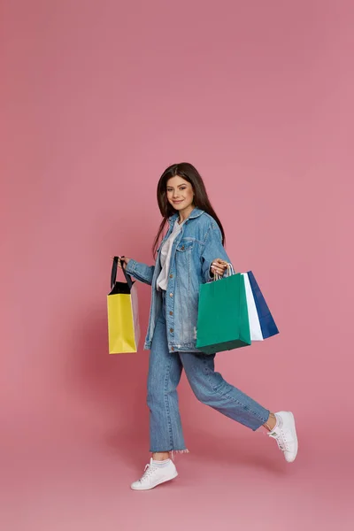 Mooie vrouw met boodschappentassen met aankopen — Stockfoto