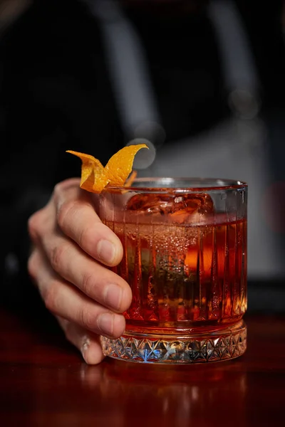 Μπάρμαν κρατώντας το ποτήρι με αλκοολούχο κοκτέιλ — Φωτογραφία Αρχείου