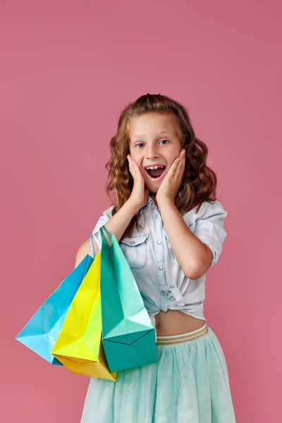 쇼핑 가방을 들고 있는 귀여운 코카서스 소녀 — 스톡 사진