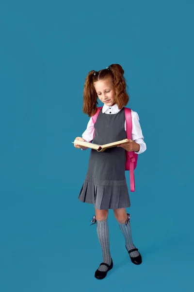 Linda colegiala con mochila y libro de longitud completa. — Foto de Stock