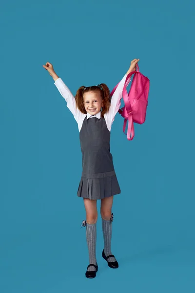 Schattig schoolmeisje met rugzak. Terug naar school — Stockfoto