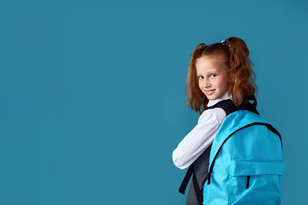 Adorabile studentessa con lo zaino. Ritorno a scuola — Foto Stock