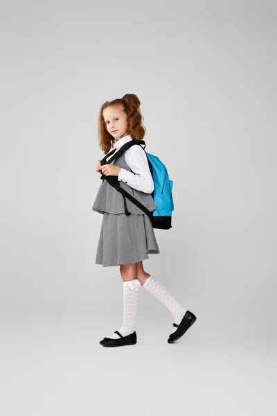 Colegiala adorable con mochila. Regreso a la escuela — Foto de Stock