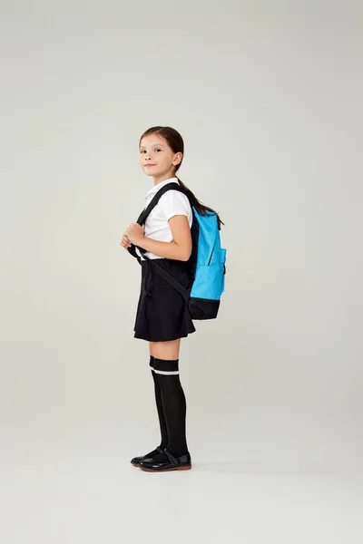 Schattig schoolmeisje met rugzak. Terug naar school — Stockfoto