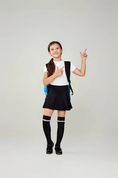 Schattig schoolmeisje met rugzak. Terug naar school — Stockfoto