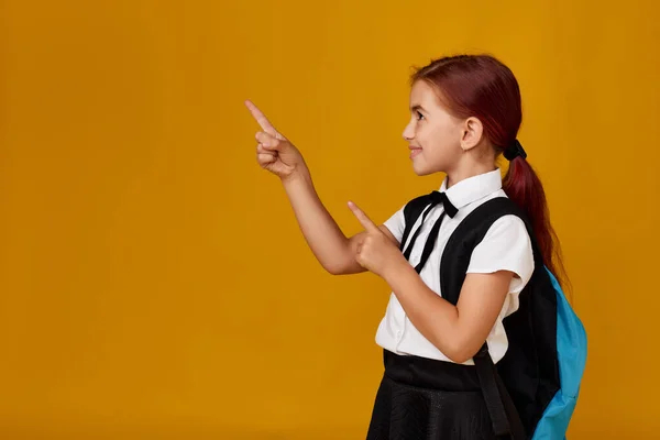 Schattig schoolmeisje met rugzak. Terug naar school — Stockfoto