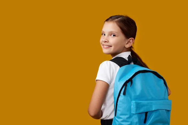 Schattig schoolmeisje met rugzak. Terug naar school — Stockfoto