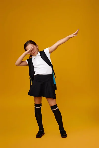 Adorabile studentessa con lo zaino. Ritorno a scuola — Foto Stock