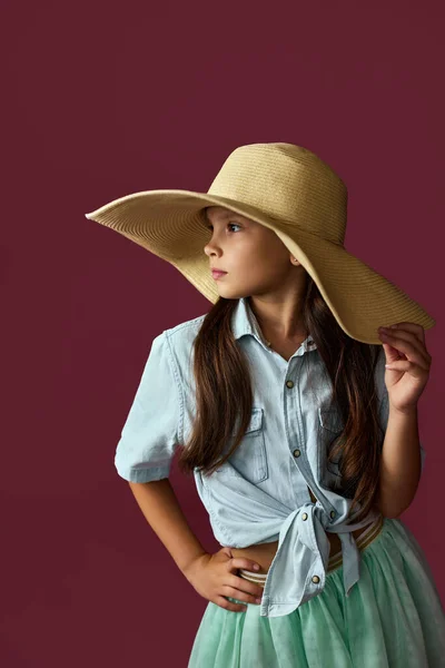 Niña linda de moda en sombrero —  Fotos de Stock
