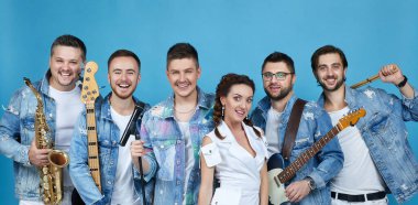 Bir grup müzisyen birlikte eğleniyor.