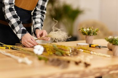 Çiçekçi çok güzel kurutulmuş çiçek buketi yapıyor.