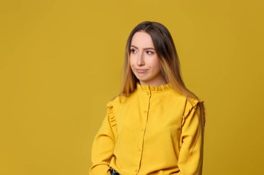 Sarı arka planda tatminsiz bir kadın. İnsan duyguları