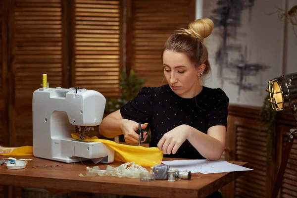 Linda jovem costureira trabalhando na máquina de costura — Fotografia de Stock