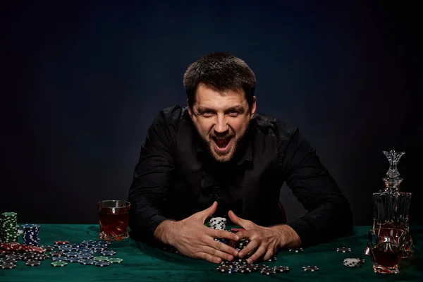 Barbu joueur de casino homme jouant au poker sur la table verte — Photo