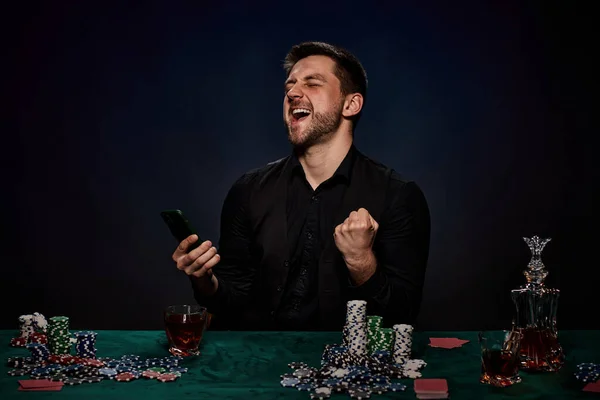 Skäggig kasinospelare man spelar poker på grönt bord — Stockfoto