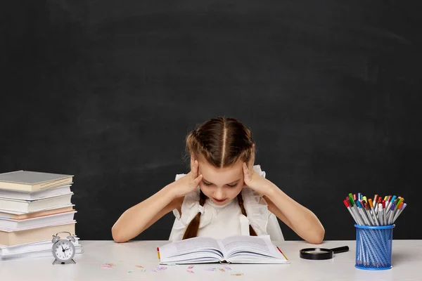 교실에서 책을 읽고 있는 어린 소녀 — 스톡 사진